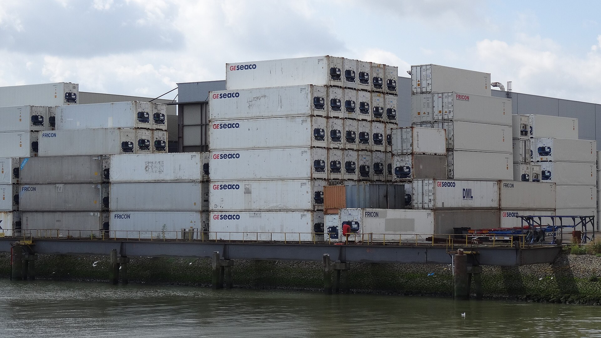 Container hàng hóa tại trung tâm vận chuyển
